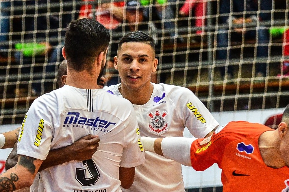 Jogador de futsal do Corinthians é assassinado a tiros na saída de boate