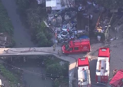 Casa em área de risco desaba e deixa duas pessoas desaparecidas