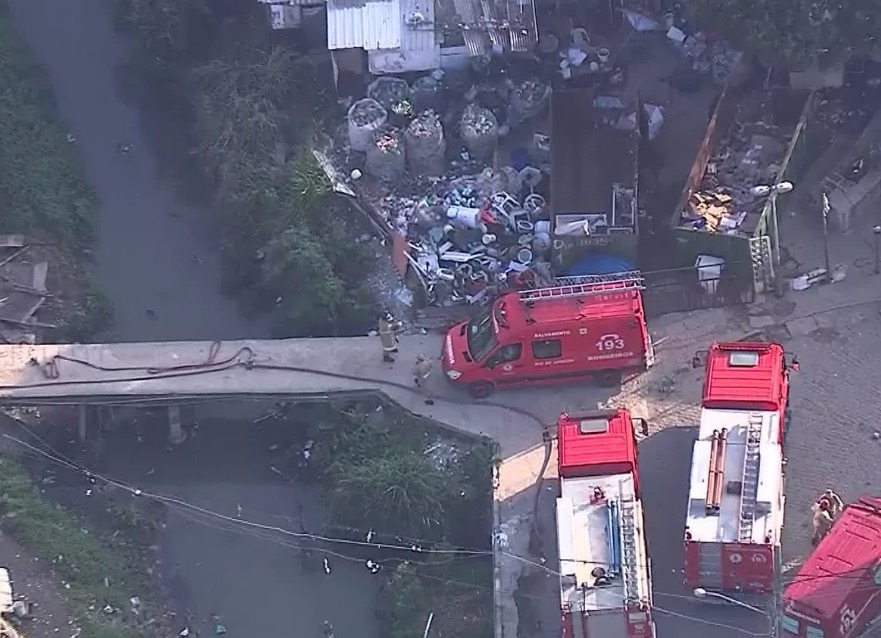 Casa em área de risco desaba e deixa duas pessoas desaparecidas