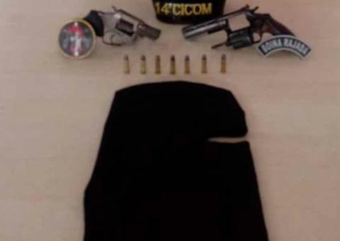 Em Manaus, dupla é presa com arma e balaclava em avenida