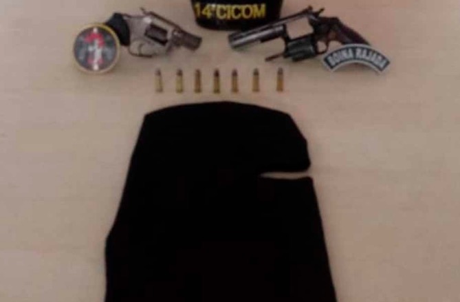Em Manaus, dupla é presa com arma e balaclava em avenida