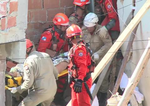 Mãe e filho de 3 anos são resgatados vivos entre destroços de casa que desabou no Rio
