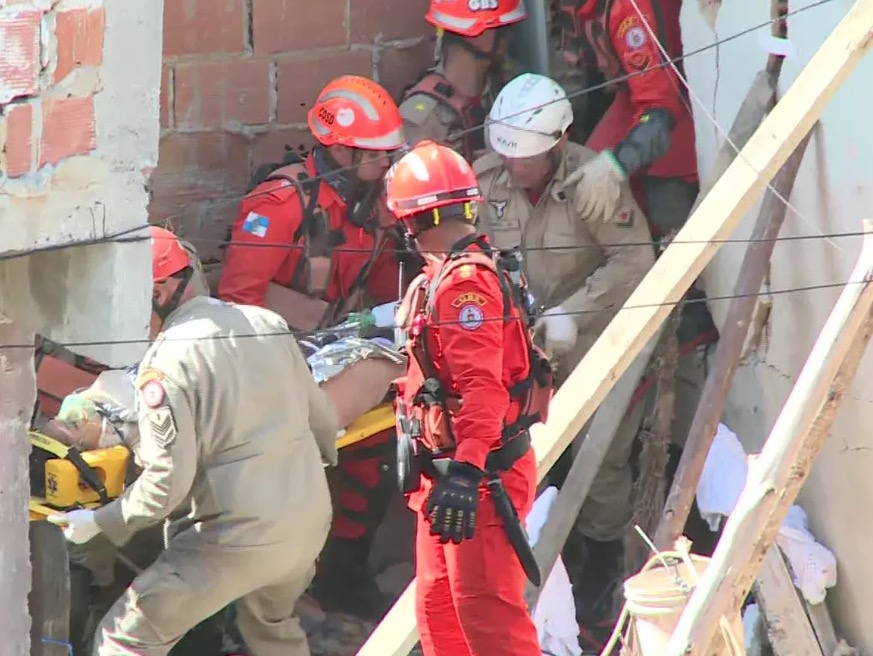 Mãe e filho de 3 anos são resgatados vivos entre destroços de casa que desabou no Rio