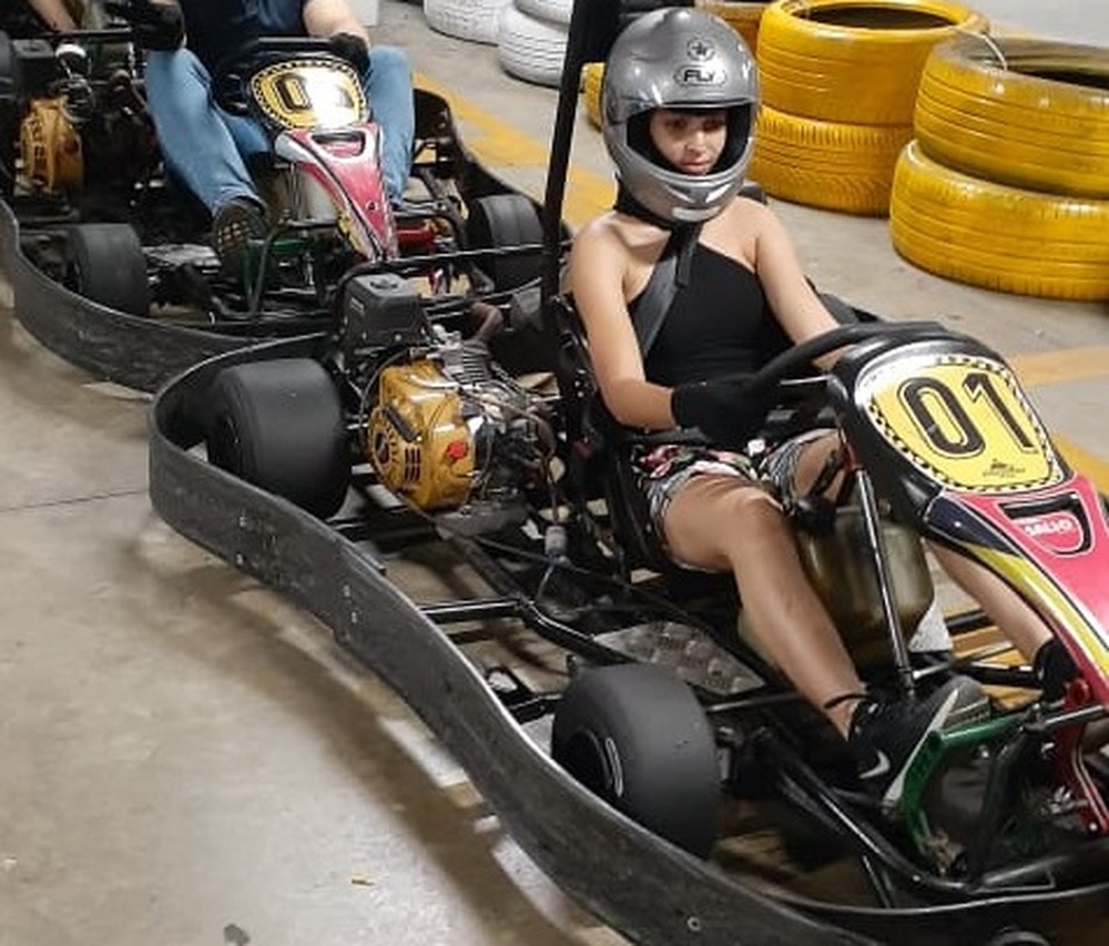 Jovem tem couro cabeludo arrancado em acidente de kart