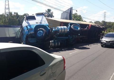 AO VIVO: Carreta tomba e causa transtornos na Av. Efigênio Salles