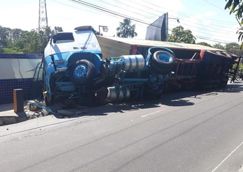 Carreta tomba em cima de muro na Efigênio Salles