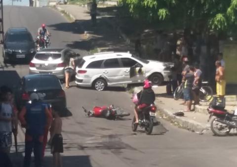 Táxi capota e motociclista fica ferido durante grave acidente em Manaus