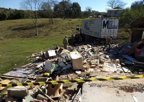 Caminhão atinge casa e mata mãe, avô e bebê de 1 ano