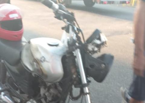 Casal fica ferido após acidente entre carro e moto em Manaus