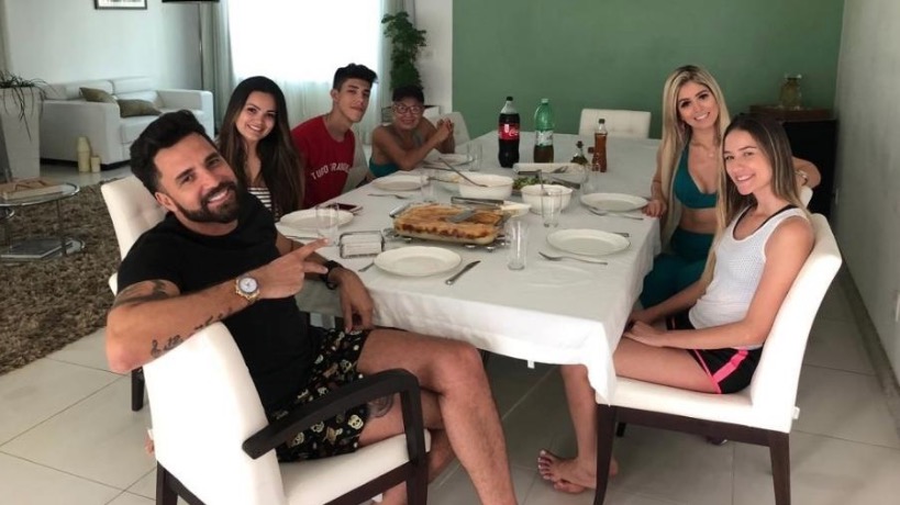 Após desabafo da filha, Latino posta foto ao lado de Suzanna Freitas