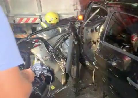 Motorista fica preso em ferragens durante grave acidente entre carro e caçamba em Manaus