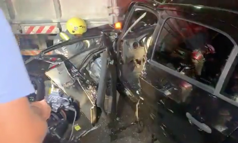 Motorista fica preso em ferragens durante grave acidente entre carro e caçamba em Manaus