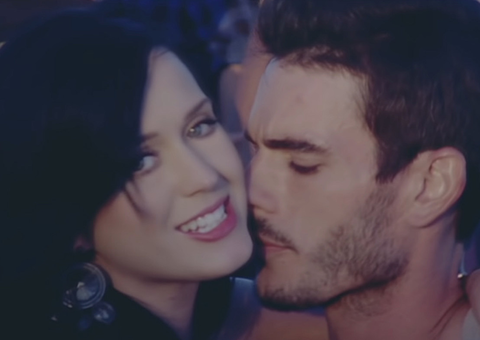 Ator que contracenou com Katy Perry em clipe acusa cantora de assédio 