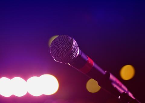 Homem canta 10 músicas seguidas em Karaokê e vai parar no hospital 