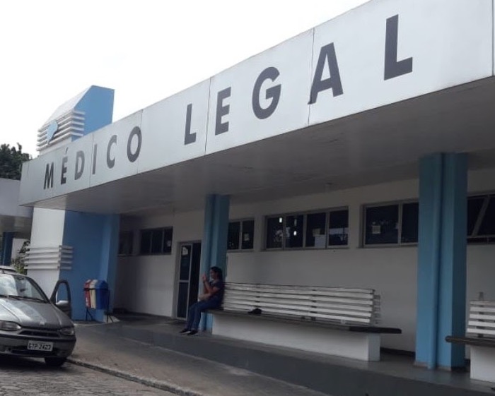 Dupla executa adolescente com oito tiros em beco de Manaus