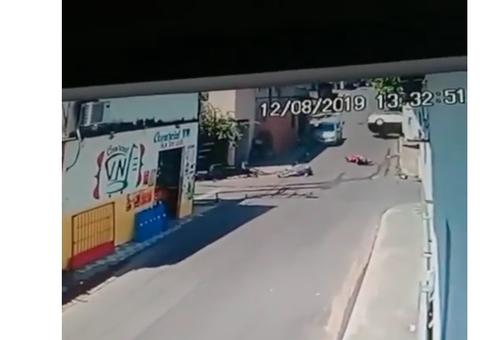 Vídeo chocante mostra acidente violento entre táxi e moto em Manaus