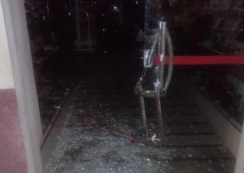 Em ataque de fúria, homem destrói porta de sapataria em Manaus