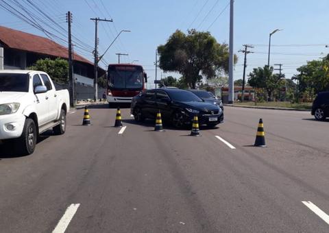 Avenida Brasil é bloqueada durante manifestação de servidores em frente à sede do Governo 