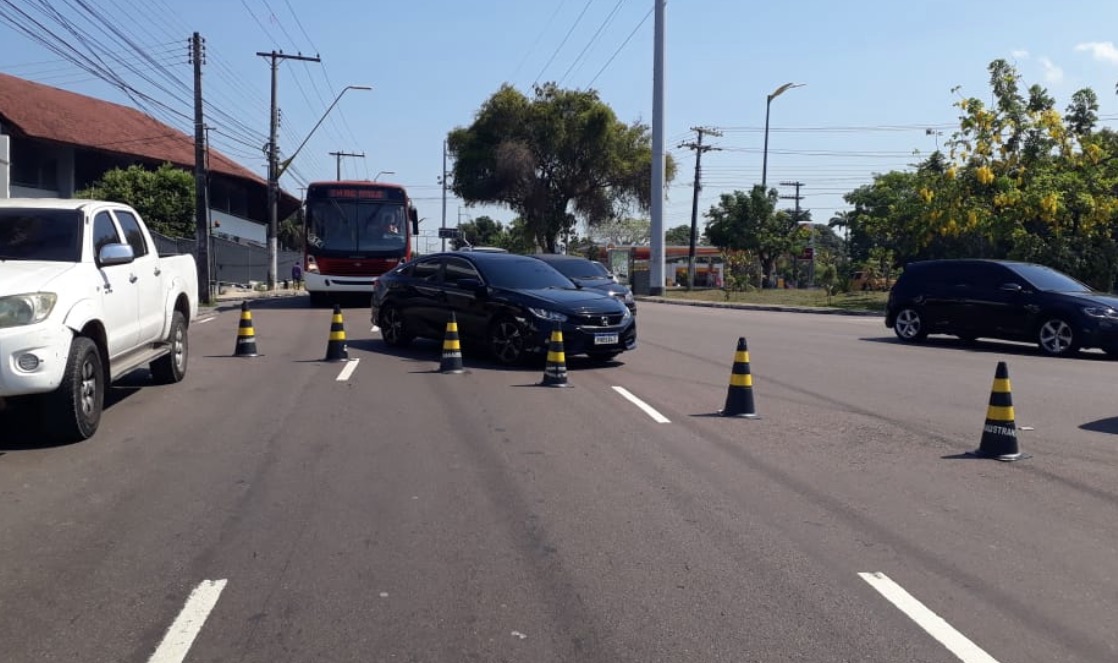 Avenida Brasil é bloqueada durante manifestação de servidores em frente à sede do Governo 