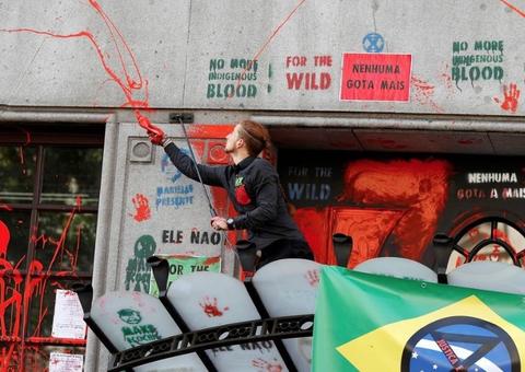 Manifestantes jogam tinta vermelha na Embaixada do Brasil em Londres