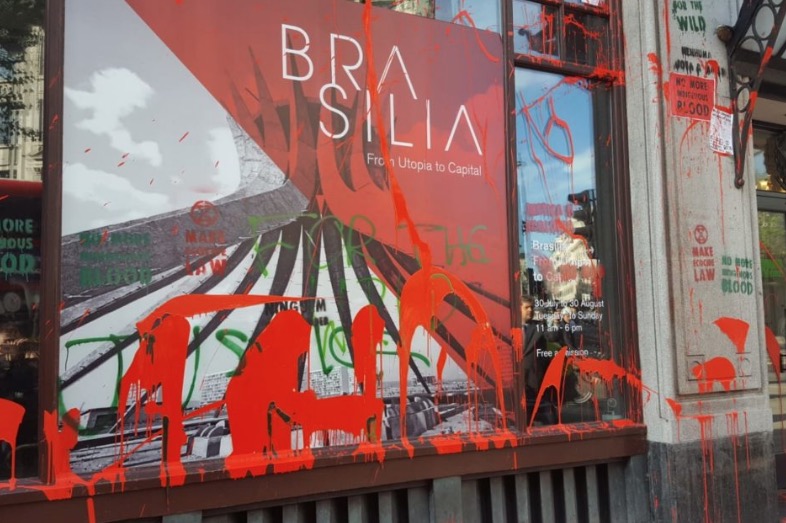 Manifestantes jogam tinta vermelha na Embaixada do Brasil em Londres