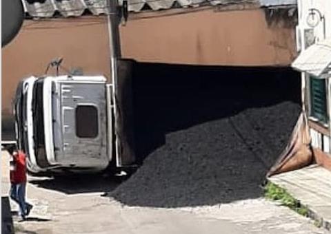 Caçamba com carga de asfalto tomba no conjunto Eldorado em Manaus 