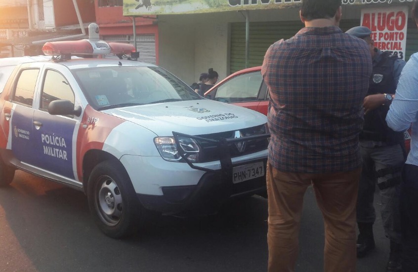 Homem é hospitalizado após levar tiros na cabeça por criminosos em carro em Manaus