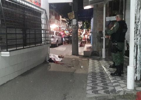 Jovem é encurralado e morto a tiros por grupo em carro em beco de Manaus
