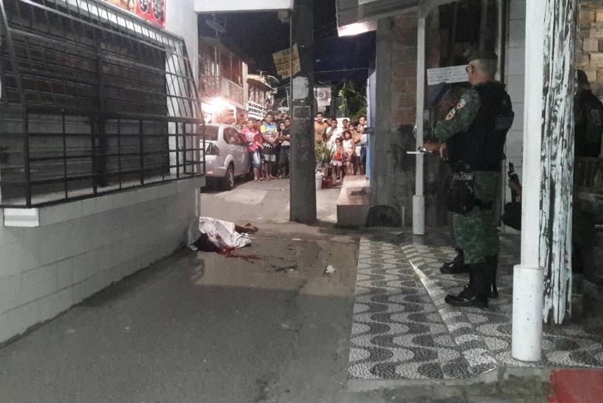 Jovem é encurralado e morto a tiros por grupo em carro em beco de Manaus