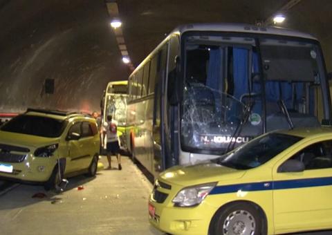Acidente deixa 51 feridos em túnel no Rio