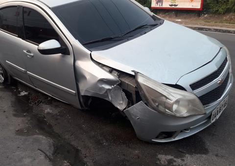 Homem bate carro ao sofrer ataque de epilepsia ao volante em Manaus