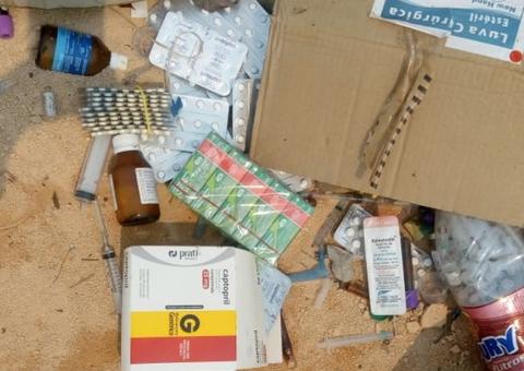 AO VIVO: Lixo hospitalar e medicamentos são descartados em terreno no Distrito 2