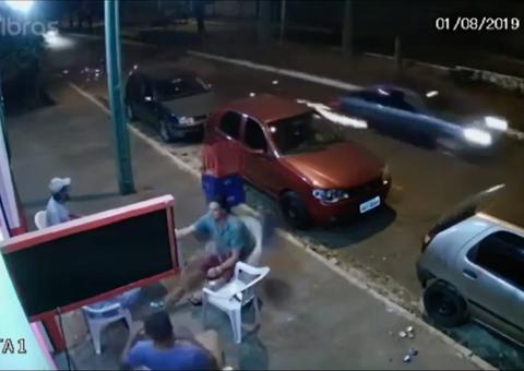Vídeo chocante mostra homem de muleta sendo atingido por roda que se solta de carro 