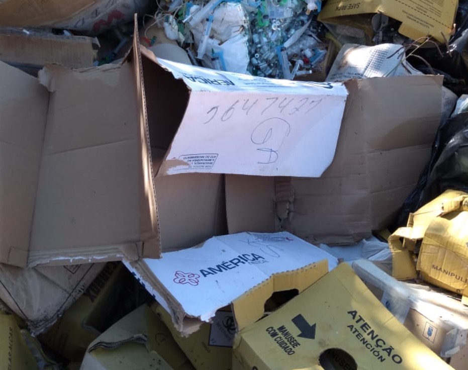 Medicamento e lixo hospitalar altamente perigosos são descartados a céu aberto em Manaus