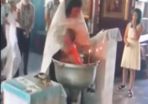 Vídeo: Padre afunda bebê violentamente durante batismo