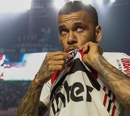 Número de seguidores do São Paulo aumenta 250% com chegada de Daniel Alves ao clube