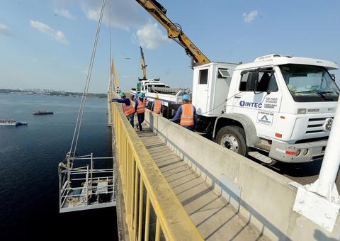 Ponte Rio Negro recebe cabos de energia para evitar apagões no Amazonas