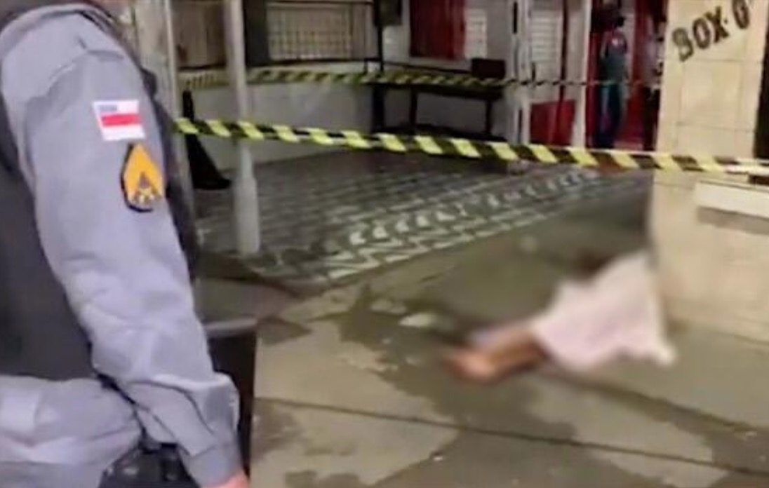 Jovem é executado a tiros por grupo em carro em rua de Manaus