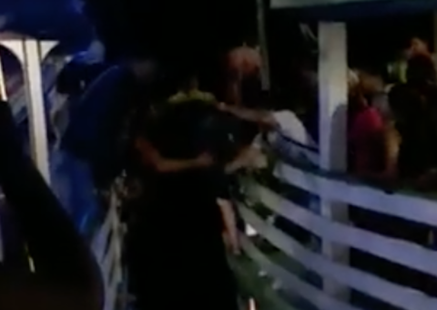 Passageiros são retirados às pressas de barco prestes a naufragar no Amazonas