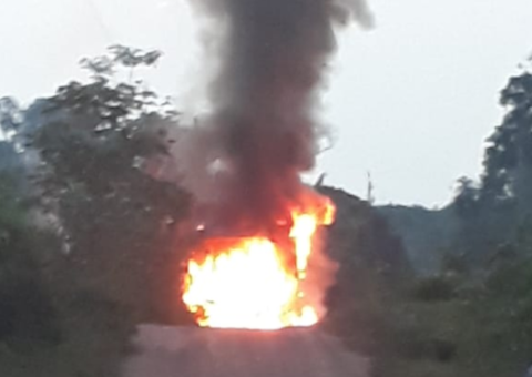Em protesto, moradores ateiam fogo em ônibus escolar no Amazonas 