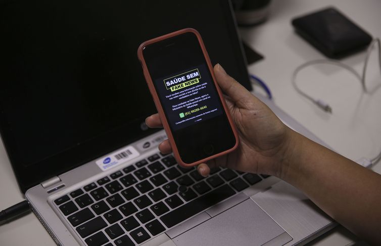 Ministério da Saúde divulga número de WhatsApp para apuração de "Fake News"