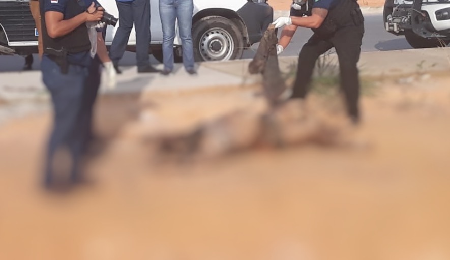 Homem encontrado em decomposição foi enforcado e desovado em avenida de Manaus