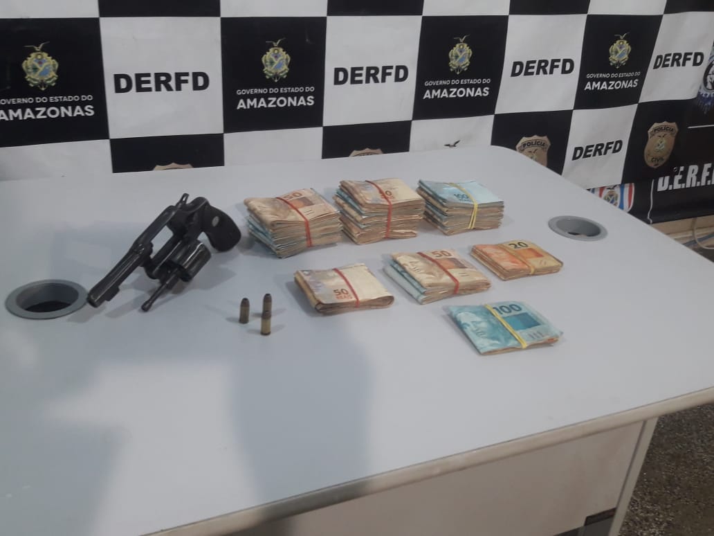 Suspeitos de roubar R$ 33 mil são presos no momento em que dividiam dinheiro em Manaus 