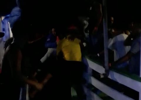 Vídeo impressionante mostra resgate de passageiros após barco bater no Amazonas