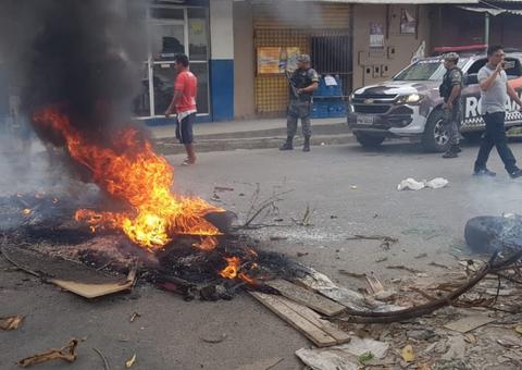 Moradores fazem protesto após mais de 12 horas sem energia em Manaus