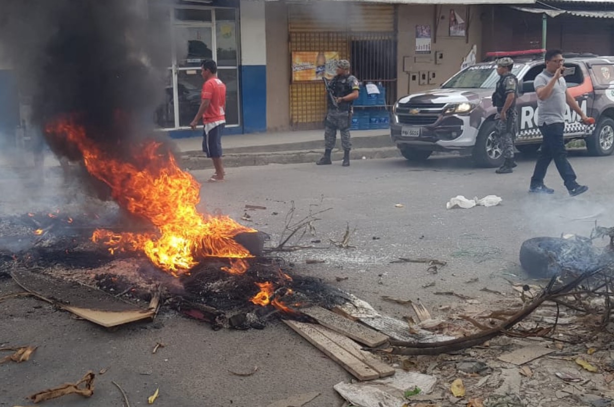 Moradores fazem protesto após mais de 12 horas sem energia em Manaus