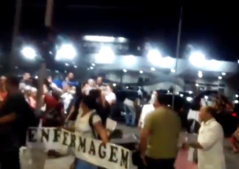 Profissionais da saúde protestam em frente a hospital: 'Wilson Lima, cadê você?'