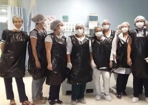 Servidoras da saúde vestem sacos de lixo em protesto por falta de material em Manaus