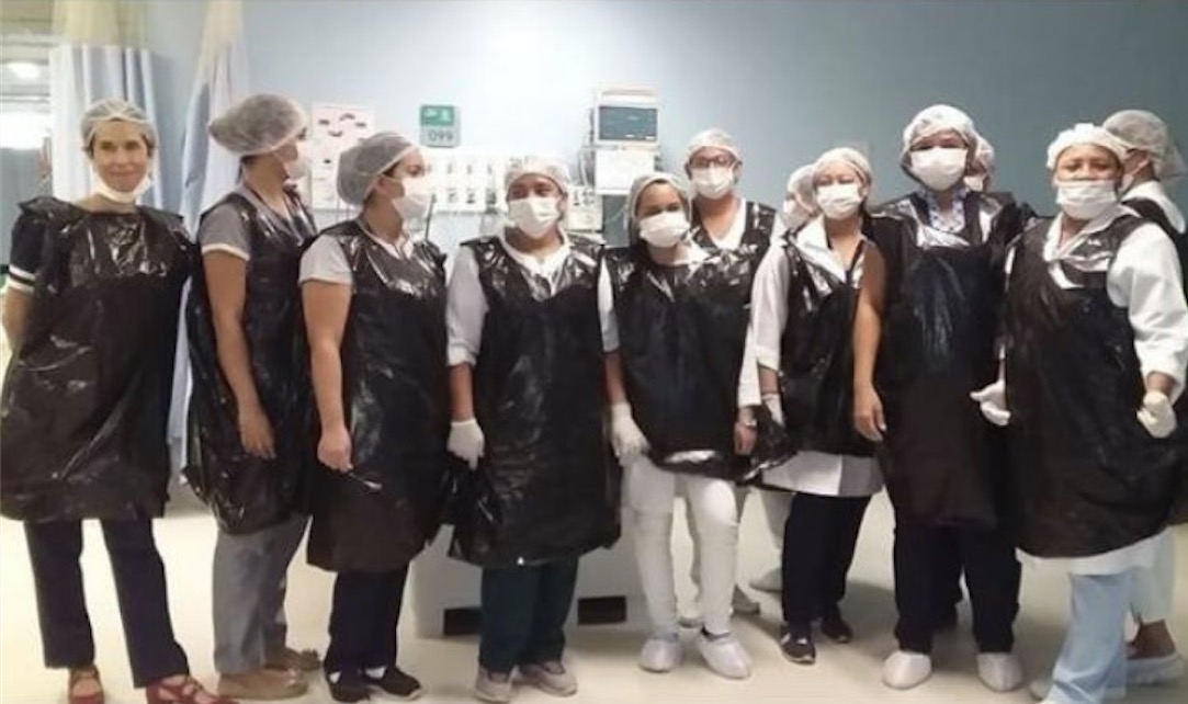 Servidoras da saúde vestem sacos de lixo em protesto por falta de material em Manaus