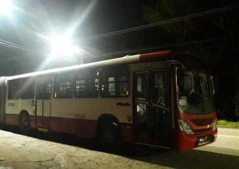 Bandidos assaltam ônibus e esfaqueiam adolescente em Manaus